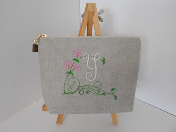 リネンの選べるお花のイニシャル刺繍のポーチ　１６㎝１８㎝２０㎝　お花畑 5枚目の画像