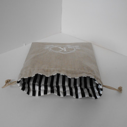 リネンの選べるイニシャル刺繍巾着ポーチ　　素敵なエンブレム 6枚目の画像