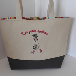 フランスの通学の女の子刺繍の帆布のトートバッグ　ホックとポケット付き 6枚目の画像