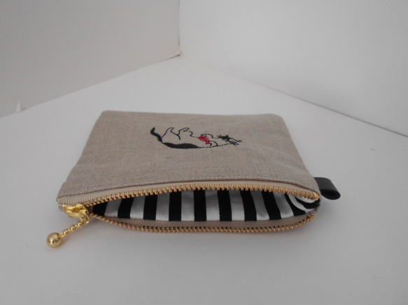 満腹猫さんの刺繍のリネンのミニポーチ　１２㎝　１４㎝ 3枚目の画像