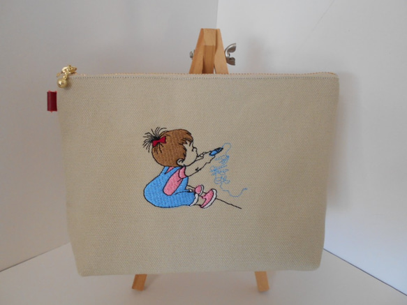 お絵描きしている女の子刺繍の帆布のポーチ  　２０㎝ 1枚目の画像
