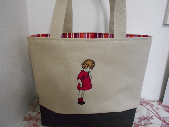刺繍の帆布のトートバッグ　可愛いフランスの女の子 3枚目の画像