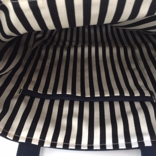 選べるエンブレムイニシャル刺繍A4縦型の帆布のトートバッグ 紺色