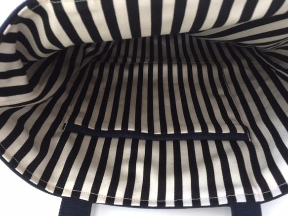選べるイニシャル刺繍Ａ４縦型の帆布のトートバッグ 紺色 ネイビー　黒ブラック 5枚目の画像