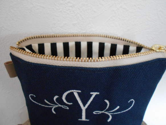 帆布の選べるイニシャル刺繍のポーチ　紺　リネン　14㎝ 5枚目の画像