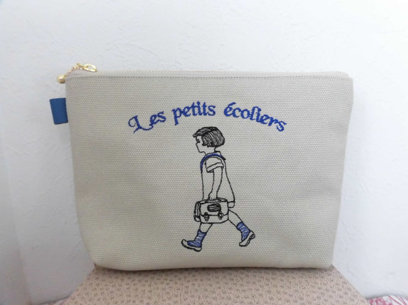 通学のフランスの女の子刺繍の帆布のポーチブルー18㎝ 1枚目の画像