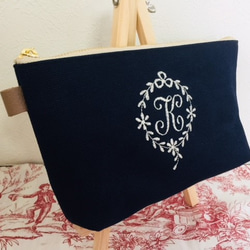 選べるイニシャル刺繍の帆布のペンケース エンブレム ネイビー　ブラック 2枚目の画像