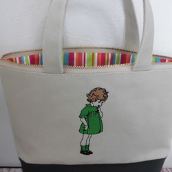 持ち手付き刺繍の帆布のポーチバッグ　可愛いフランスの女の子グリーン 1枚目の画像