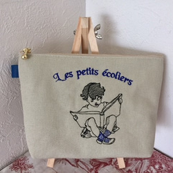 フランスの本を読む男の子刺繍の帆布のポーチ　ブルー18㎝ 1枚目の画像