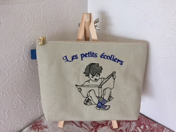 フランスの本を読む男の子刺繍の帆布のポーチ　ブルー18㎝ 1枚目の画像