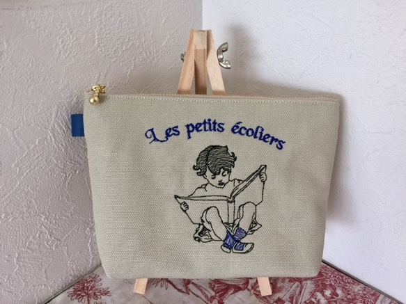 フランスの本を読む男の子刺繍の帆布のポーチ ブルー18㎝ ポーチ