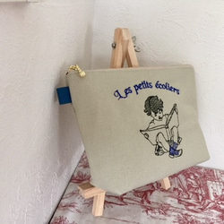 フランスの本を読む男の子刺繍の帆布のポーチ　ブルー18㎝ 2枚目の画像