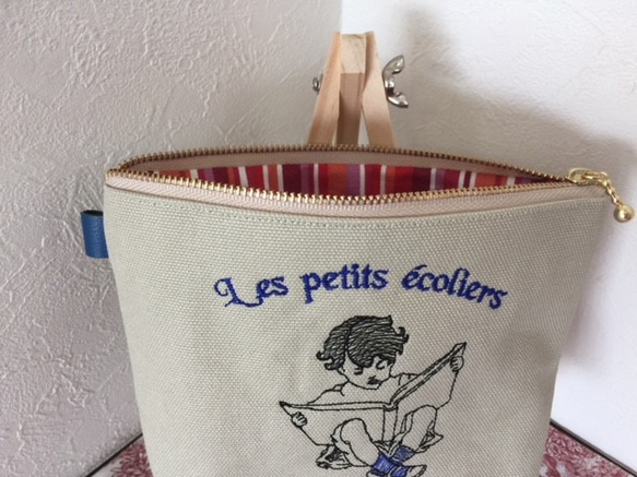 フランスの本を読む男の子刺繍の帆布のポーチ　ブルー18㎝ 3枚目の画像