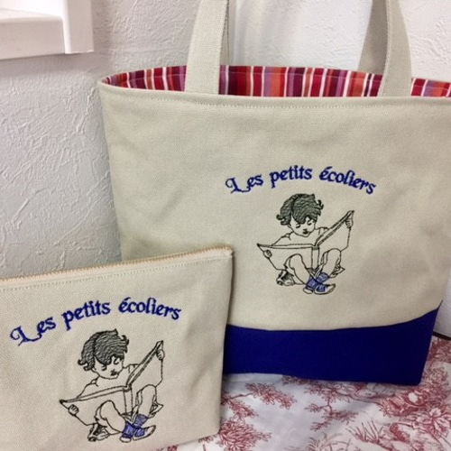 フランスの本を読む男の子刺繍の帆布のポーチ ブルー18㎝ ポーチ