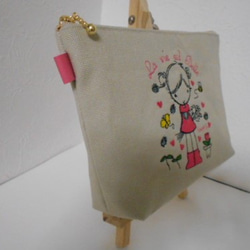 とっても可愛い女の子刺繍の帆布のポーチ　ピンク２０㎝ 3枚目の画像