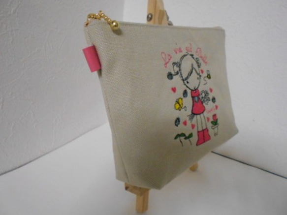 とっても可愛い女の子刺繍の帆布のポーチ　ピンク２０㎝ 3枚目の画像