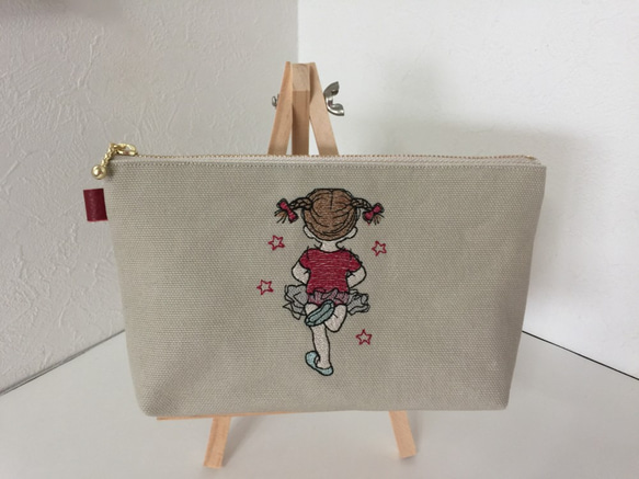 刺繍の帆布のペンケース後ろ姿が可愛いバレリーナの女の子 3枚目の画像