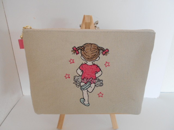 ピンク後ろ姿が可愛い バレリーナの女の子刺繍の帆布のポーチ １６㎝ 18㎝　２０㎝ 1枚目の画像