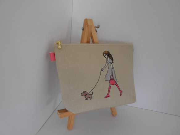 わんちゃんとお散歩中の女の子刺繍の帆布のポーチ １６㎝ 18㎝　２０㎝ 3枚目の画像