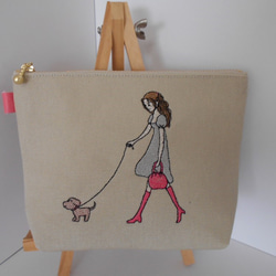 わんちゃんとお散歩中の女の子刺繍の帆布のポーチ １６㎝ 18㎝　２０㎝ 5枚目の画像