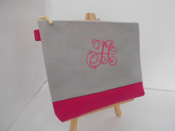 20㎝選べるイニシャル刺繍の帆布のマルチポーチ　ピンク 2枚目の画像