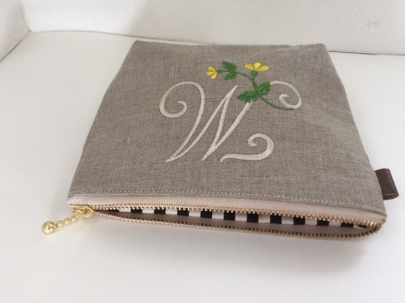 リネンの選べるお花のイニシャル刺繍のポーチ　１６㎝１８㎝２０㎝ 3枚目の画像