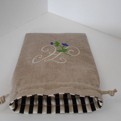 リネンの選べるお花のイニシャル刺繍巾着ポーチ 中 大 巾着袋 もちぶ