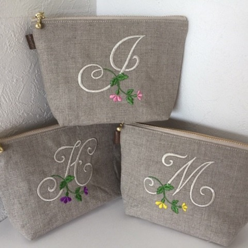 リネンの選べるお花のイニシャル刺繍巾着ポーチ 中 大 巾着袋 もちぶ