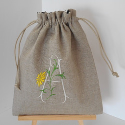リネンの選べるお花イニシャル刺繍の巾着ポーチ 大　デイジー 1枚目の画像