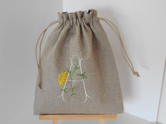 リネンの選べるお花イニシャル刺繍の巾着ポーチ 大　デイジー 1枚目の画像