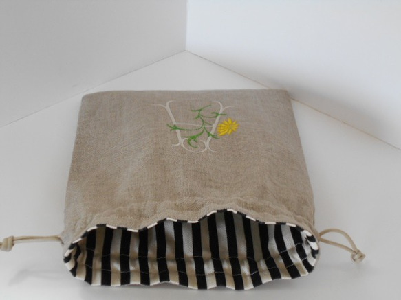 リネンの選べるお花イニシャル刺繍の巾着ポーチ 大　デイジー 2枚目の画像