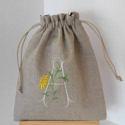 リネンの選べるお花イニシャル刺繍の巾着ポーチ 大　デイジー 3枚目の画像