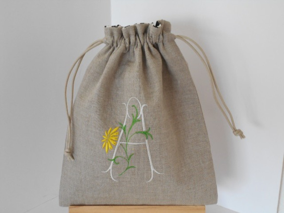 リネンの選べるお花イニシャル刺繍の巾着ポーチ 大　デイジー 3枚目の画像