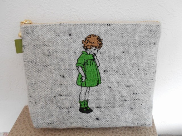 刺繍のほっこりツイードのポーチ 可愛いフランスの女の子グリーン １６㎝　１８㎝　２０㎝ 4枚目の画像