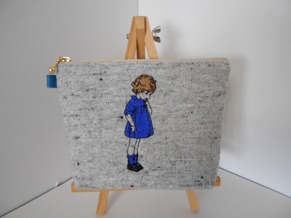 刺繍のほっこりツイードのポーチ 可愛いフランスの女の子ブルー １６㎝　１８㎝　２０㎝ 1枚目の画像
