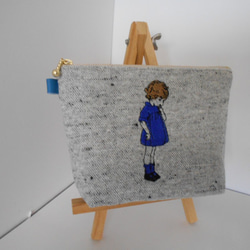 刺繍のほっこりツイードのポーチ 可愛いフランスの女の子ブルー １６㎝　１８㎝　２０㎝ 2枚目の画像