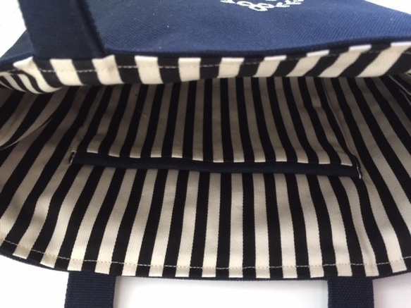 Ａ４サイズ選べるヴィンテージイニシャル刺繍の帆布のトートバッグ　紺色 ネイビー 6枚目の画像