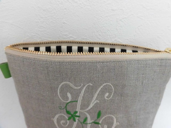 リネンの選べるリーフイニシャル刺繍のポーチ１８㎝　２０㎝ 2枚目の画像