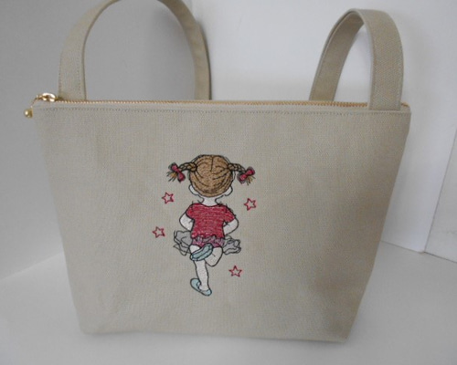 後ろ姿が可愛いバレリーナの女の子刺繍の帆布の サコッシュ 横型