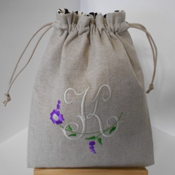 リネンの選べるお花のイニシャル刺繍巾着ポーチ　　 大　花花 1枚目の画像