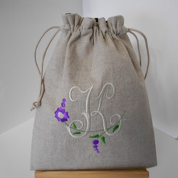 リネンの選べるお花のイニシャル刺繍巾着ポーチ　　 大　花花 2枚目の画像
