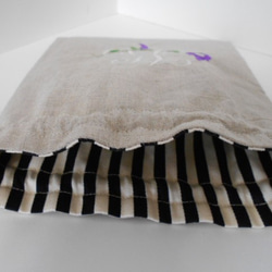 リネンの選べるお花のイニシャル刺繍巾着ポーチ　　 大　花花 3枚目の画像