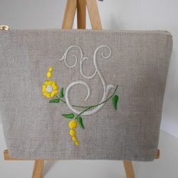 リネンの選べるお花のイニシャル刺繍のポーチ　１６㎝１８㎝２０㎝　花花 2枚目の画像