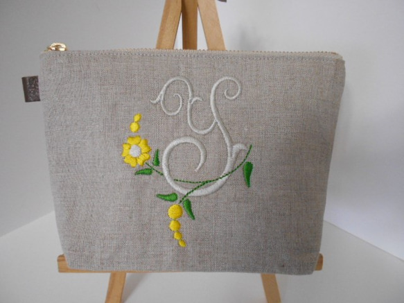 リネンの選べるお花のイニシャル刺繍のポーチ　１６㎝１８㎝２０㎝　花花 2枚目の画像