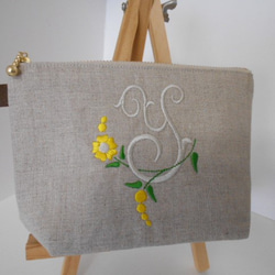 リネンの選べるお花のイニシャル刺繍のポーチ　１６㎝１８㎝２０㎝　花花 4枚目の画像