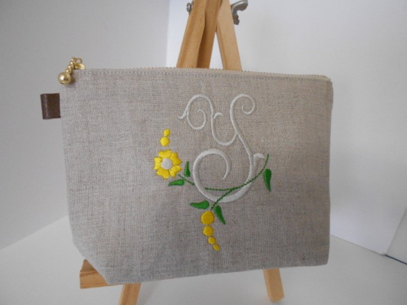 リネンの選べるお花のイニシャル刺繍のポーチ　１６㎝１８㎝２０㎝　花花 4枚目の画像