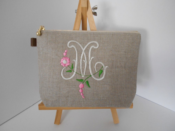 リネンの選べるお花のイニシャル刺繍のポーチ　１６㎝１８㎝２０㎝　花花 3枚目の画像