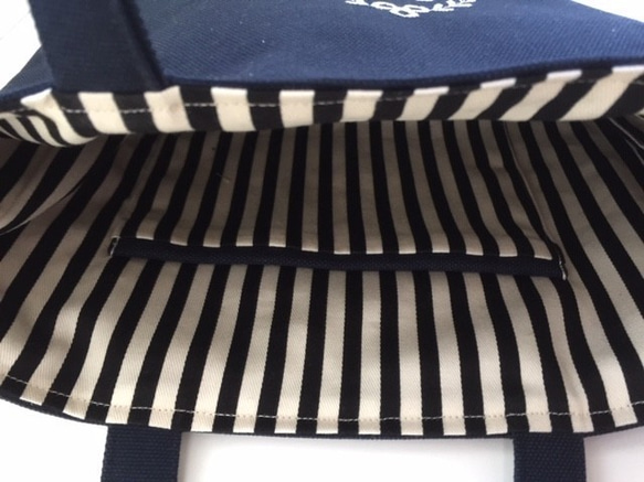選べるヴィンテージイニシャル刺繍の帆布のトートバッグ　紺色 または黒色２８㎝ 3枚目の画像