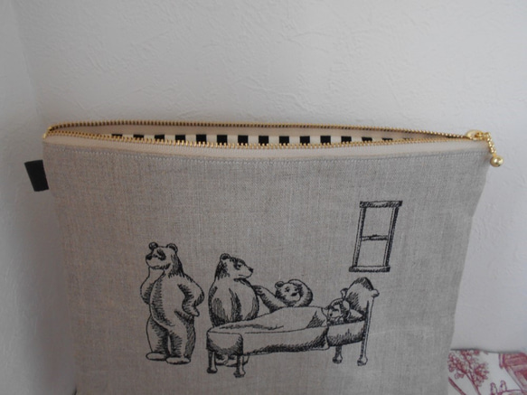 イギリスのお話「三匹のくま」刺繍のリネンポーチ 25㎝ 2枚目の画像