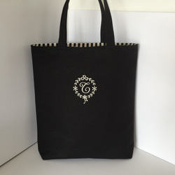 選べるイニシャル刺繍Ａ４縦型の帆布のトートバッグ ブラック　 ネイビー　エンブレム刺繍 1枚目の画像